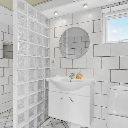 Dom wakacyjny Stunning In With Sauna Fåborg